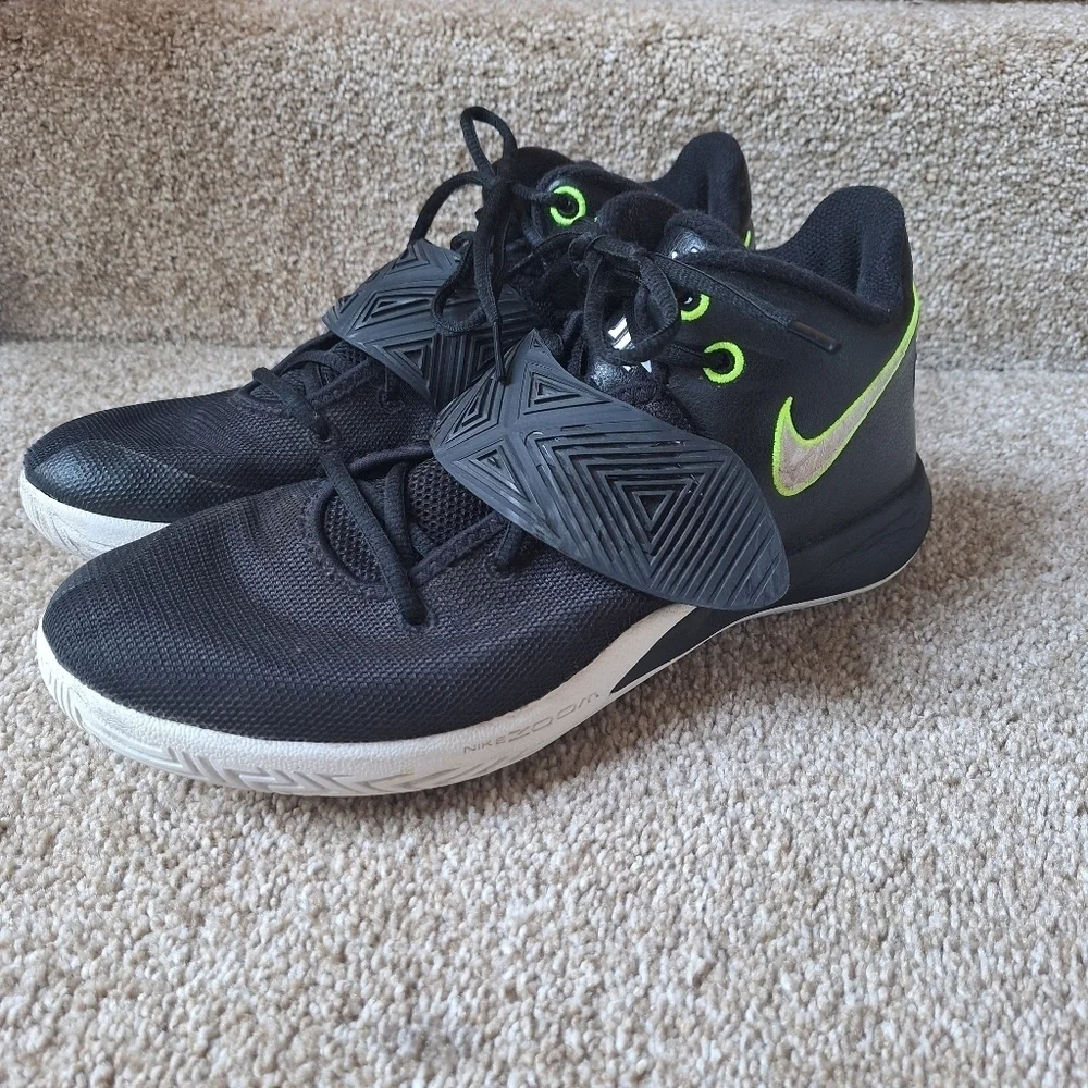 Nike Kyrie Flytrap 3 Mens Size 11 Basketball Shoes, BQ3060 001 Black Volt